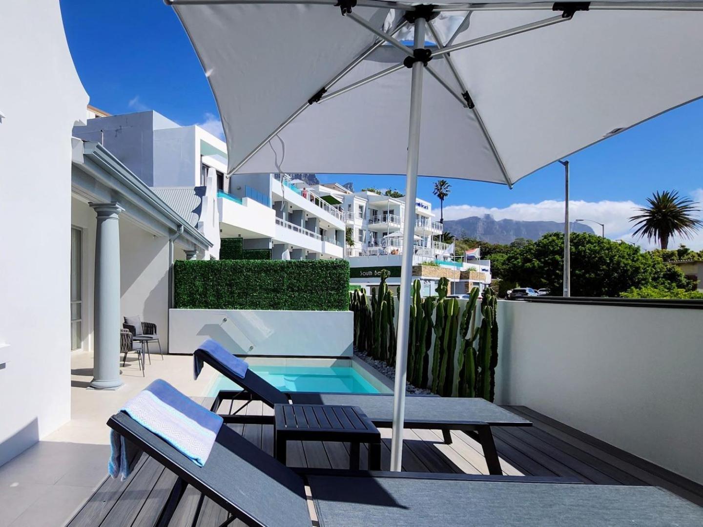 South Beach Camps Bay Boutique Hotel Ciudad del Cabo Exterior foto A patio with a parasol