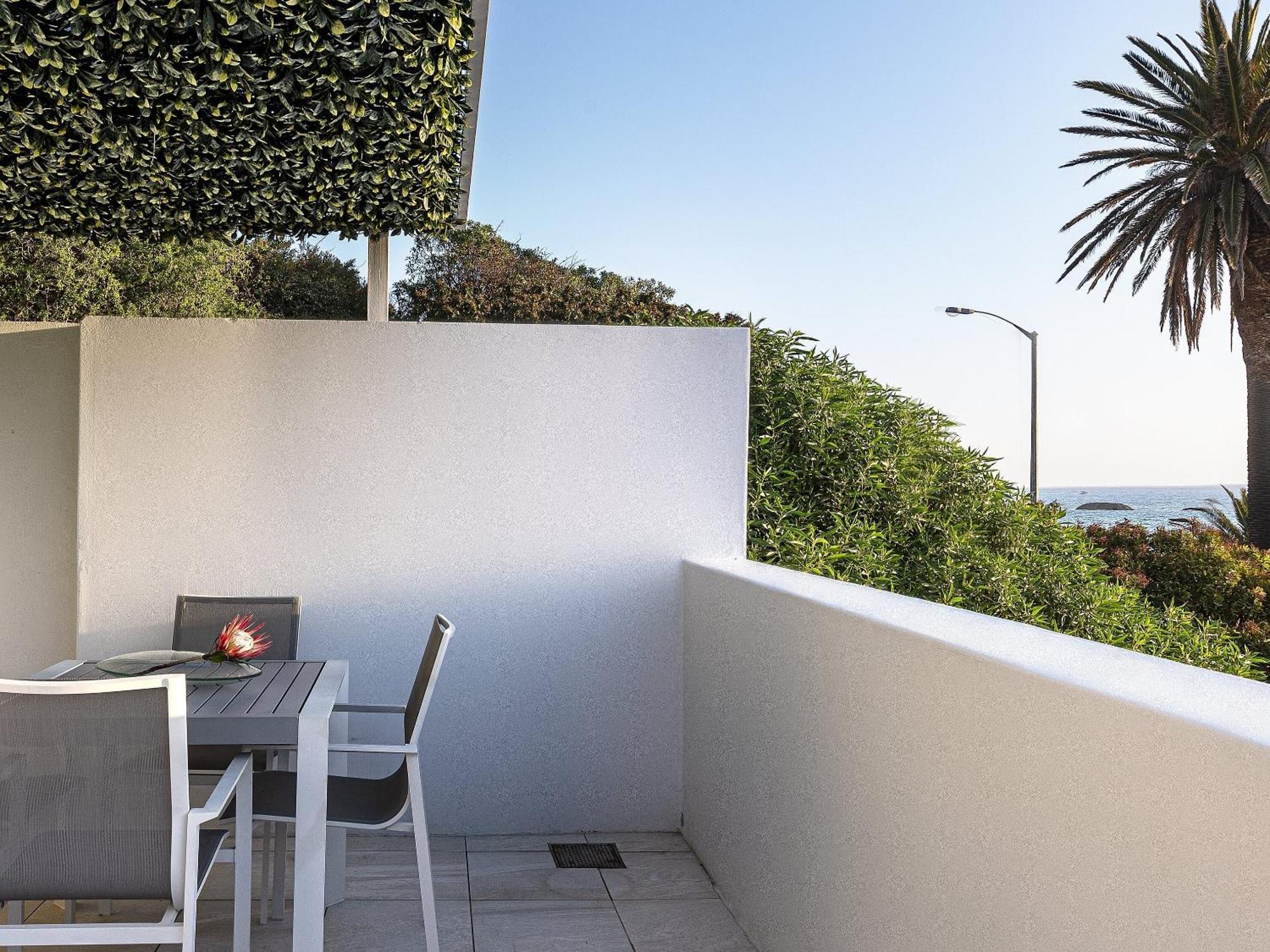 South Beach Camps Bay Boutique Hotel Ciudad del Cabo Habitación foto A typical balcony at the hotel