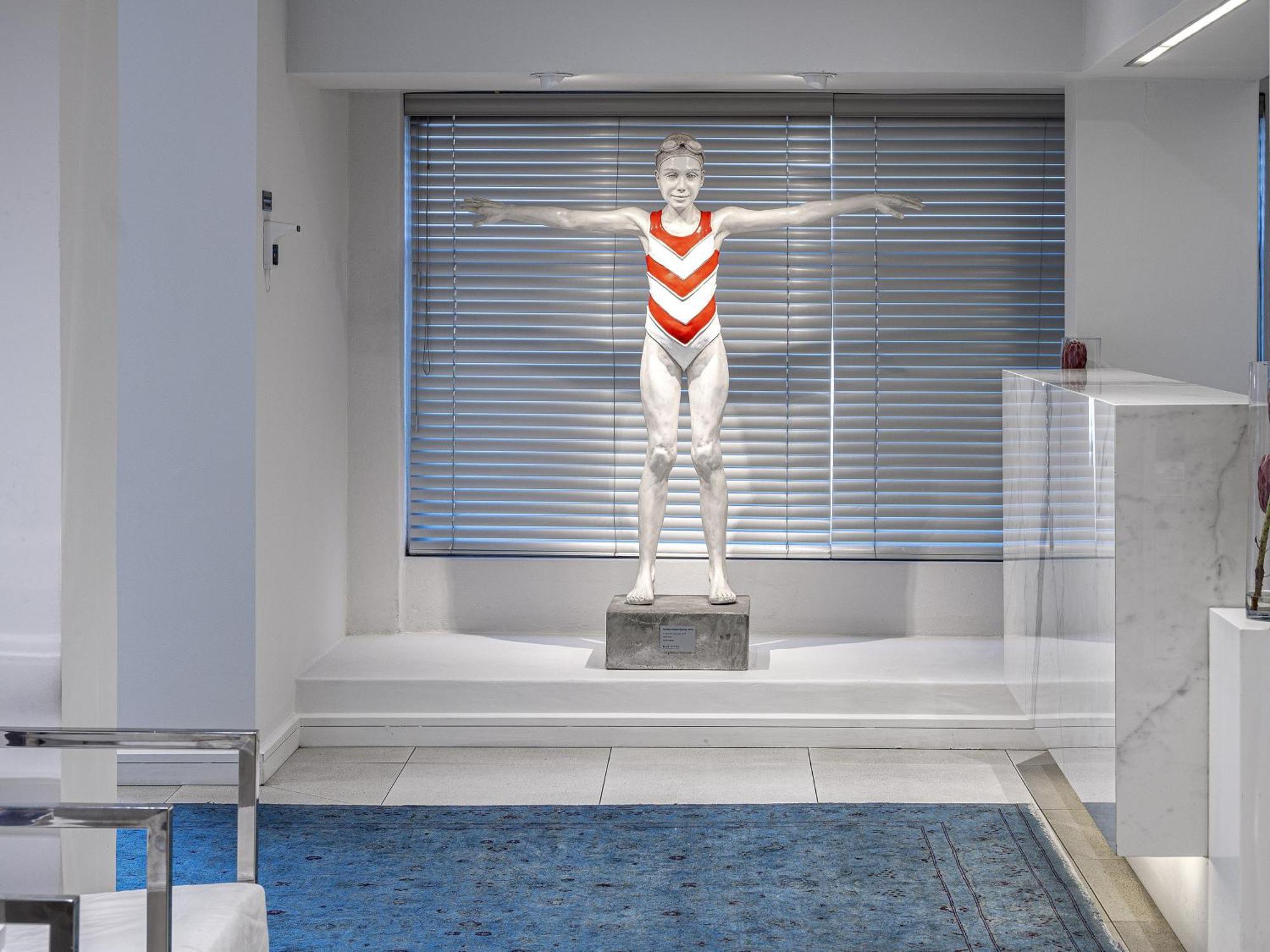South Beach Camps Bay Boutique Hotel Ciudad del Cabo Exterior foto The sculpture of the swimmer
